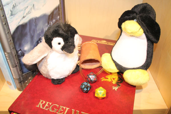 zwei Pinguine würfeln